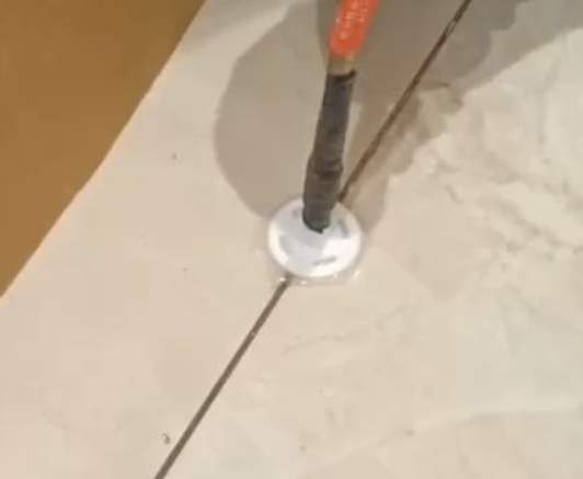 海珠瓷砖空鼓维修公司专业解答瓷砖在铺贴过程中，如果没有涂抹均匀到位的粘结材料（如水泥砂浆或瓷砖胶），可能会导致以下问题