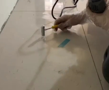 海珠瓷砖开裂维修公司专业分享瓷砖在铺贴前如果没有沥干水分，将会导致以下问题